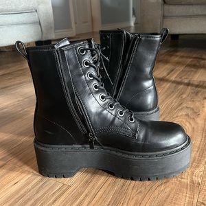 Pair of size 8.5 (39) Steve Madden Platform Betty Boots FANTASTIC condition